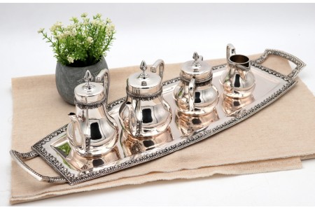  Serviço de chá e café  em prata bandeja, bule, cafeteira, chaleira e leiteira com bordos relevados e frisos perlados.